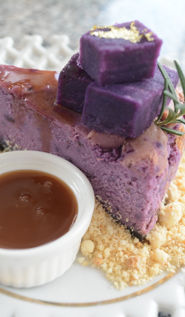 Ягодный чизкейк на тарелке с карамелью 