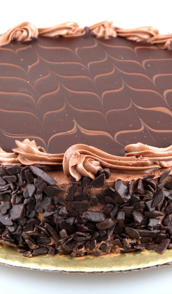 Большой праздничный торт с шоколадной крошкой на белом фоне