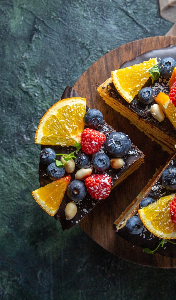 Торт с шоколадом, апельсинами и ягодами черники 