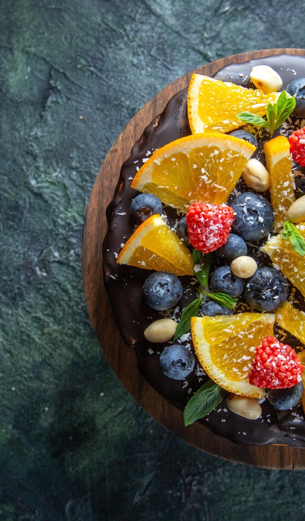 Торт с шоколадом и ягодами на столе вид сверху 