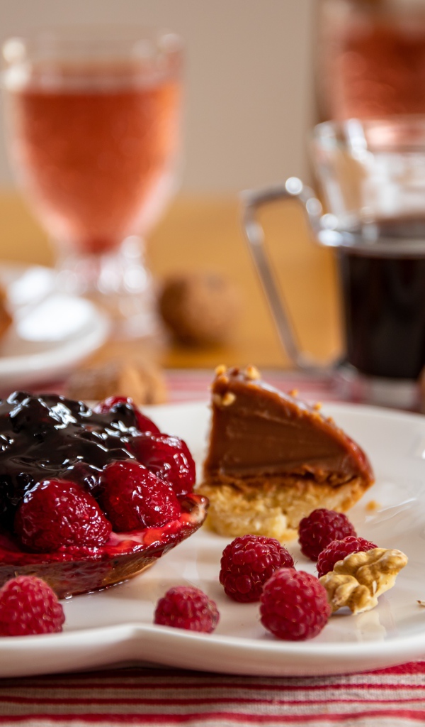 Пирожное с ягодами малины и джемом