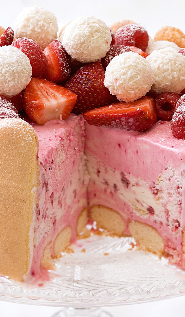 Торт с печеньем савоярди и клубничным муссом 