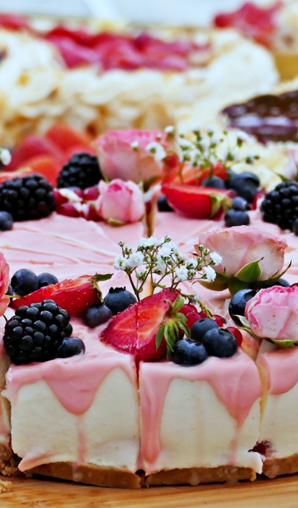 Торт чизкейк с ягодами и цветами 