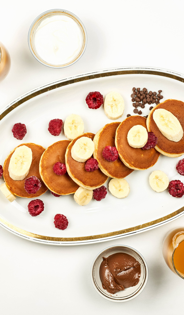 Сырники на столе с малиной и сладкими начинками