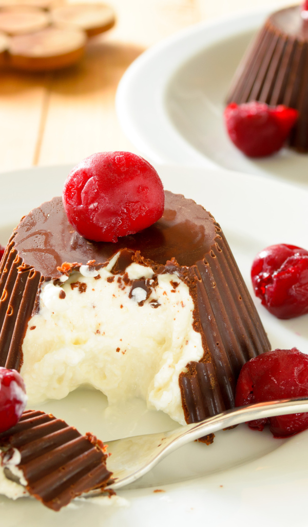 Творожный десерт в шоколаде с вишней 