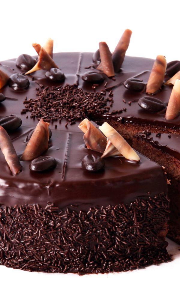 Шоколадный торт с крошкой на белом фоне