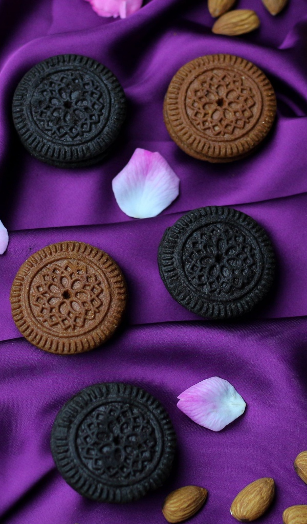 Шоколадное печенье с миндалем на фиолетовой ткани