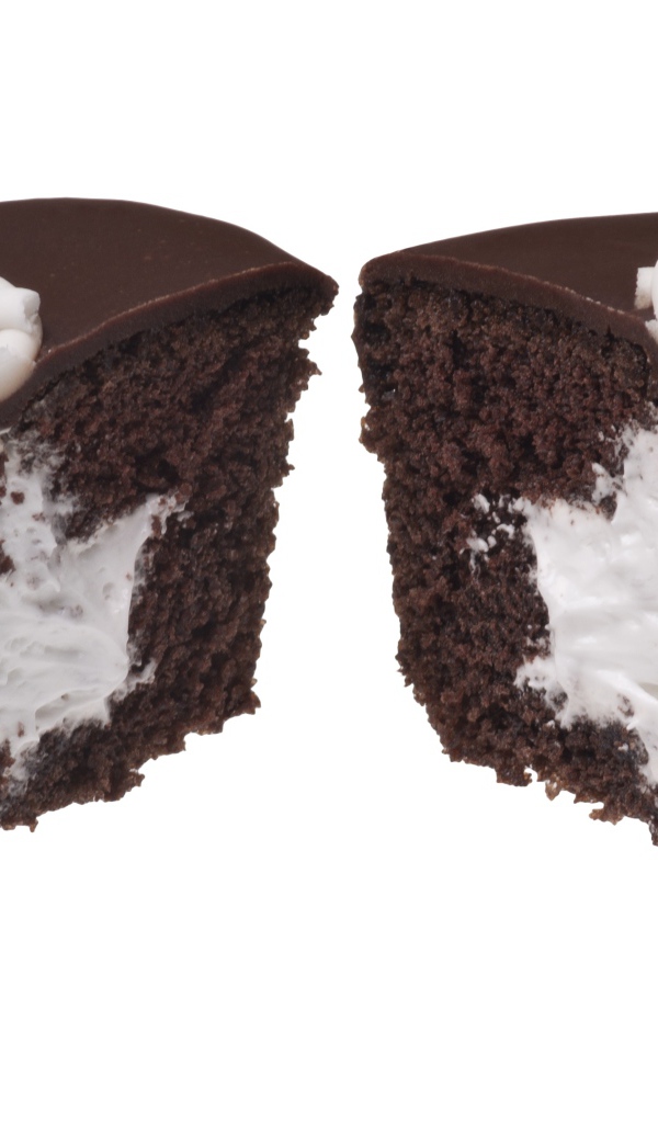 Шоколадный кекс с начинкой на белом фоне