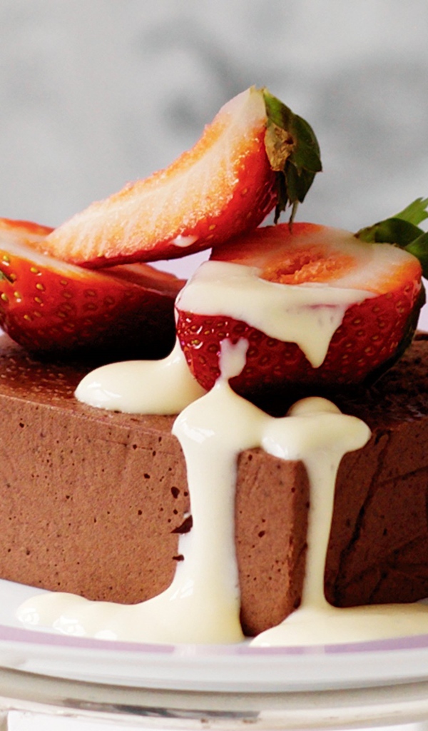 Шоколадное суфле с клубникой на тарелке