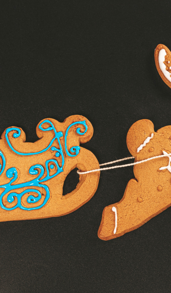 Рождественское печенье на черном столе