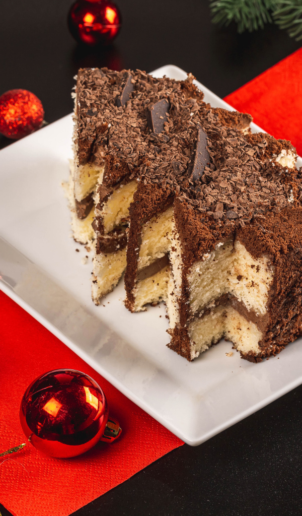 Торт в форме елочки на столе с игрушками