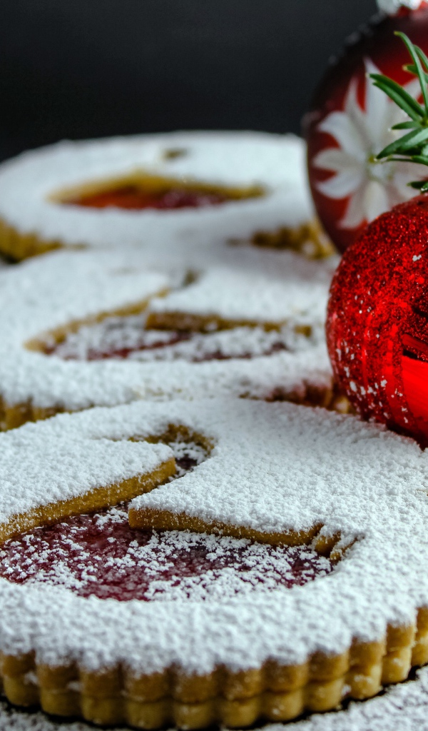Печенье с сахарной пудрой и красными шарами 