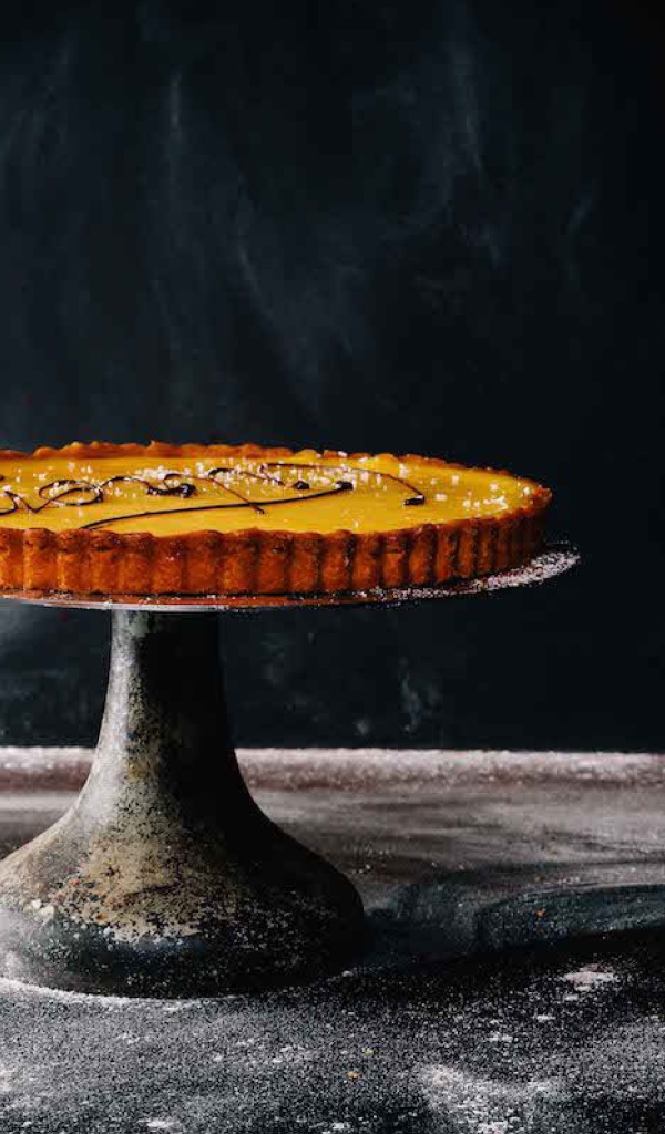 Пирог с кремом на черном фоне 