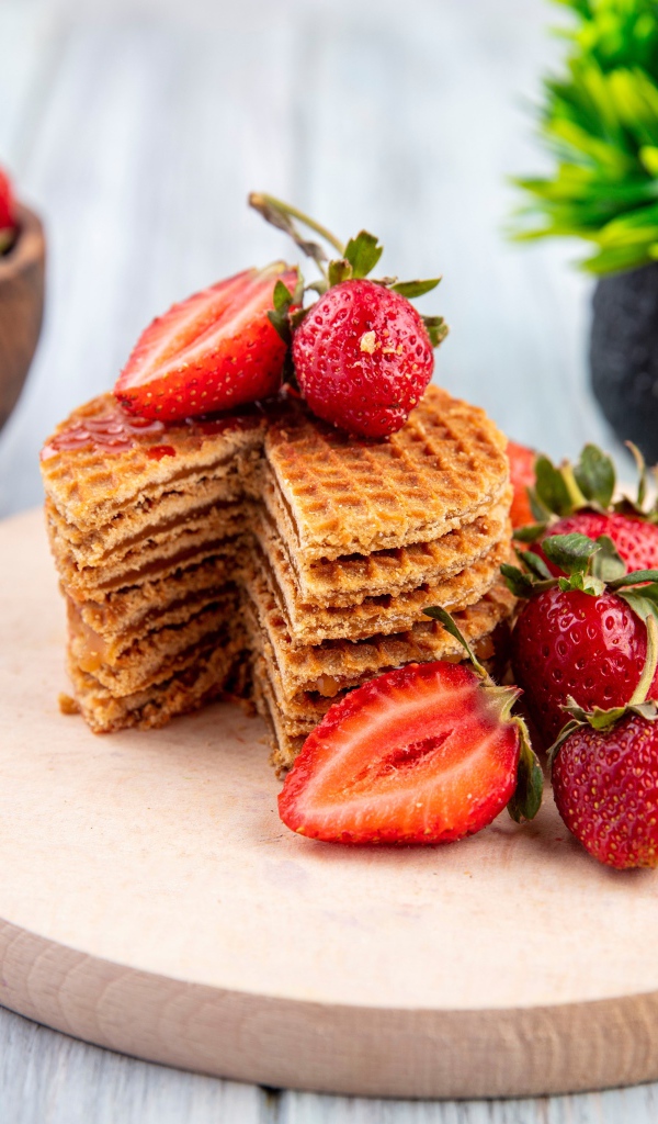 Хрустящие вафли со свежей клубникой 