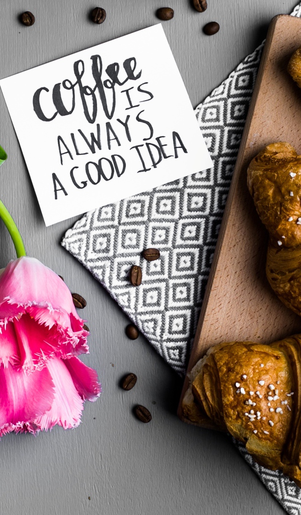 Круассаны и тюльпаны для любимой на завтрак