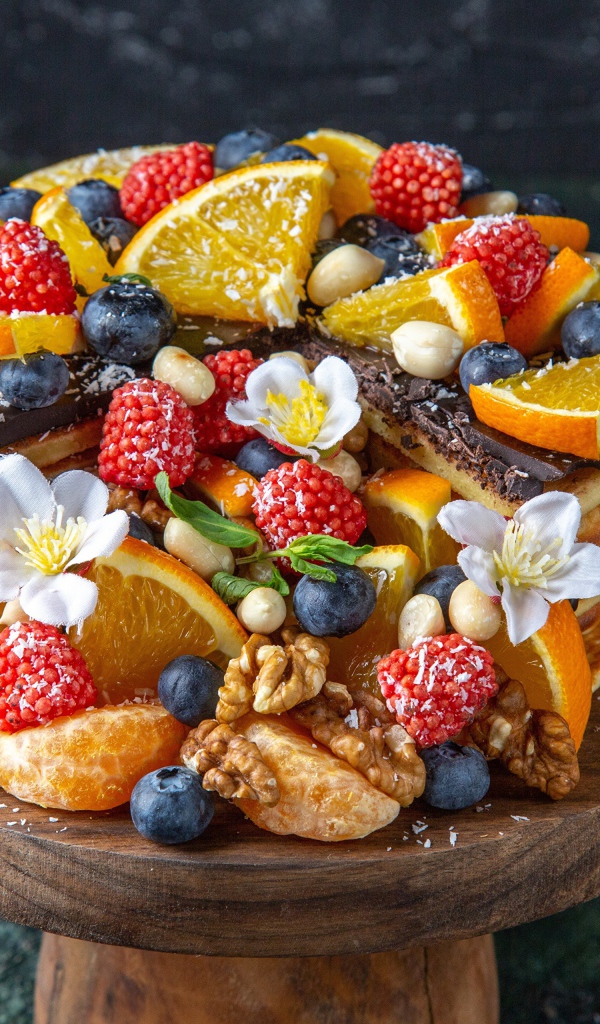 Вкусный торт с апельсинами и ягодами