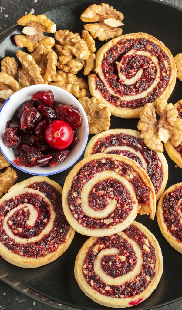 Вкусное печенье на тарелке с сухофруктами и орехами 