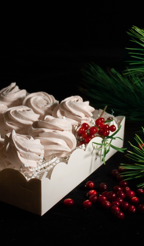 Вкусный десерт меренга с еловой веткой