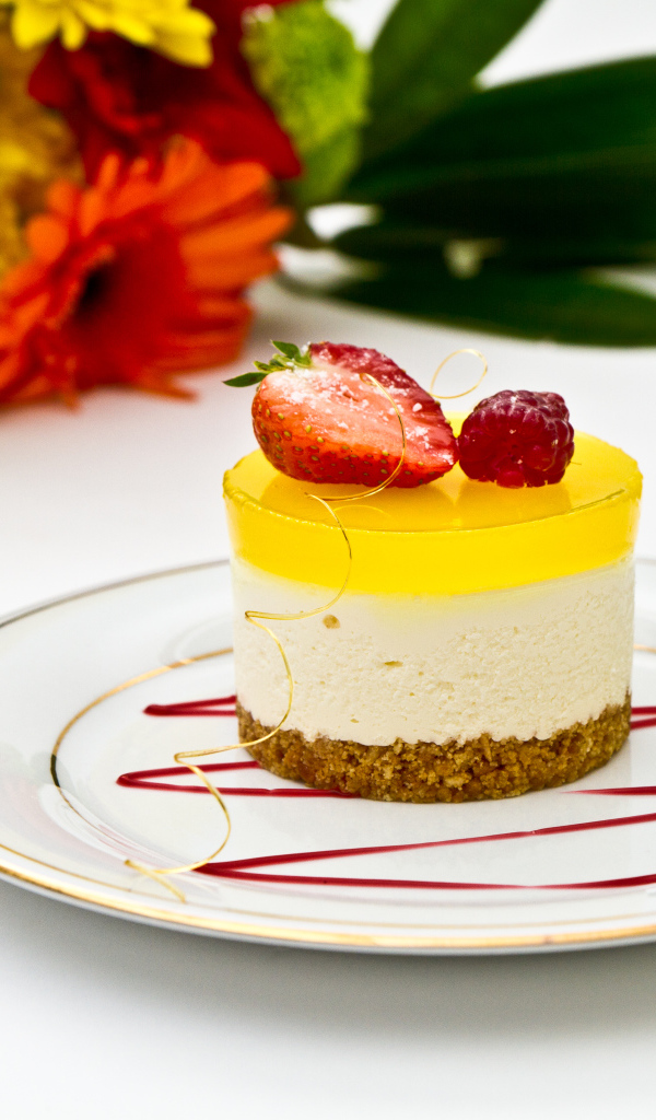 Вкусный десерт с ягодами на большой тарелке