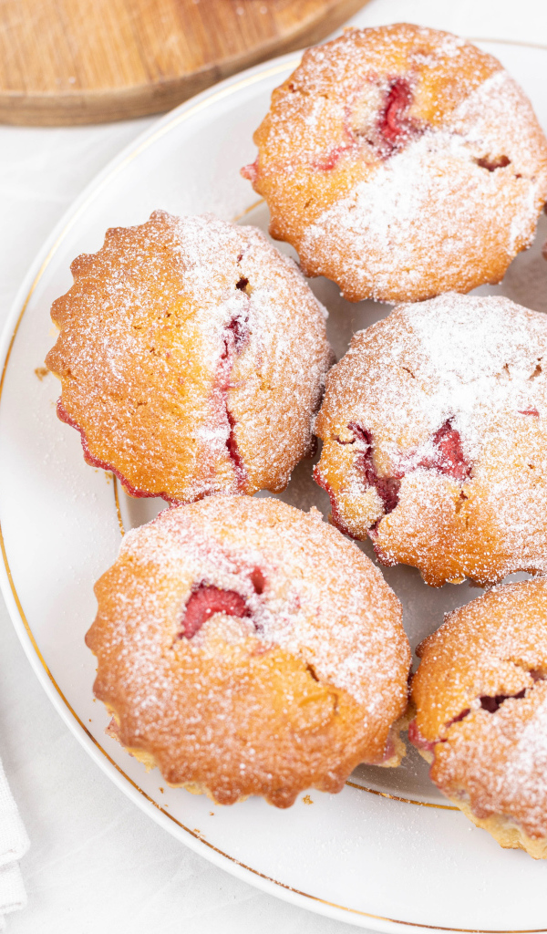 Вкусные кексы с клубникой с сахарной пудрой