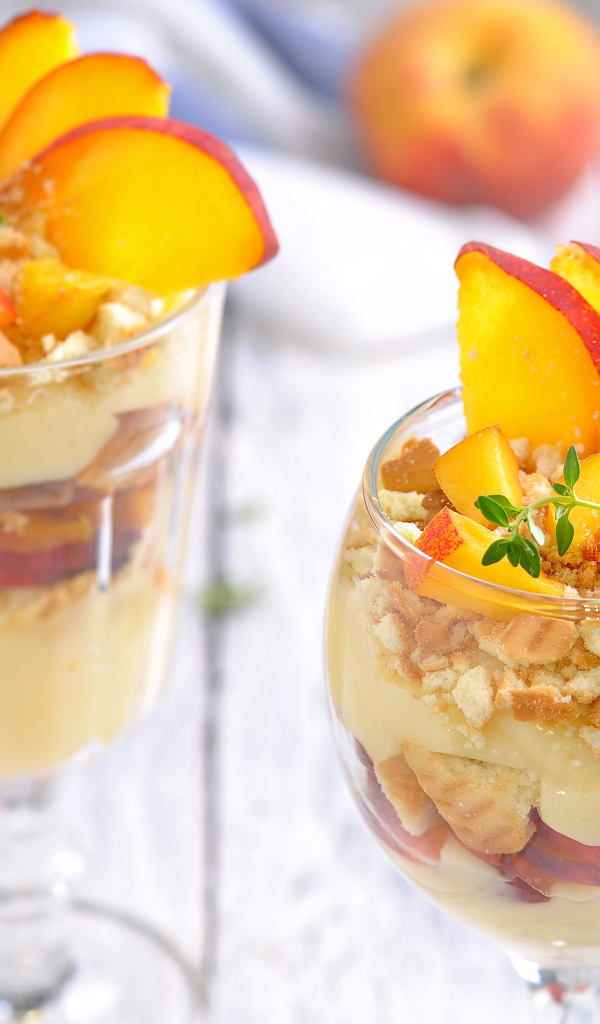 Десерт в стаканах с кусочками свежего нектарина 