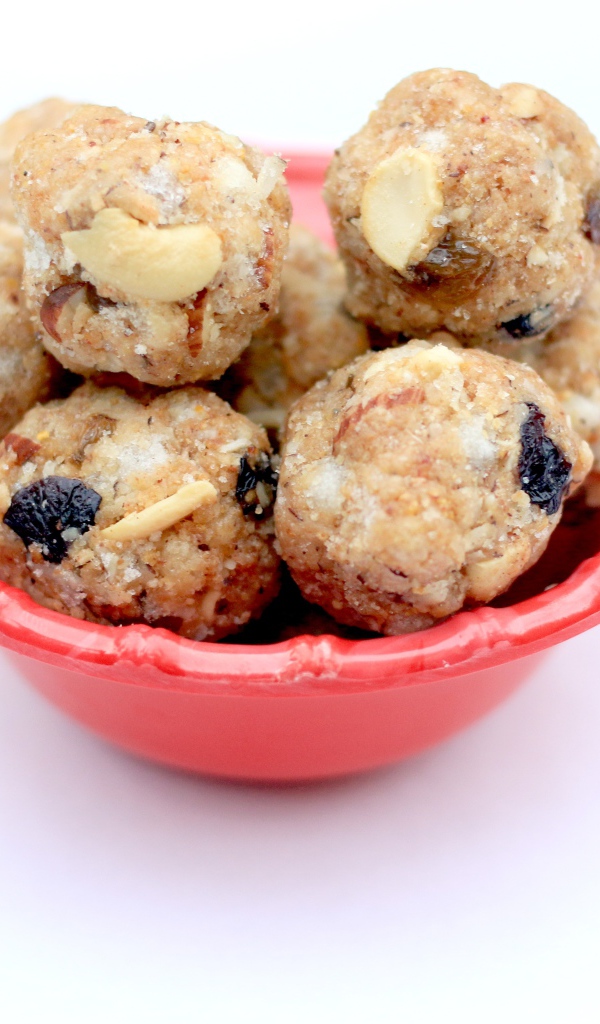 Десерт ладду в красной миске на сером фоне