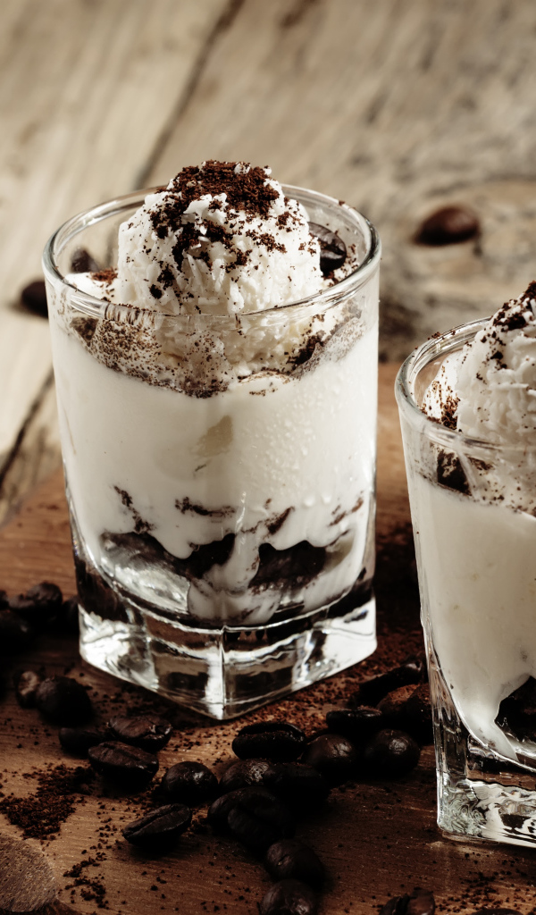 Десерт с взбитыми сливками и кофе 