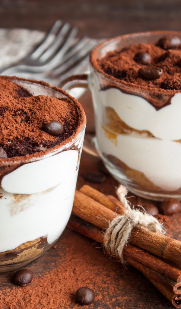 Десерт с йогуртом и печеньем посыпан какао 