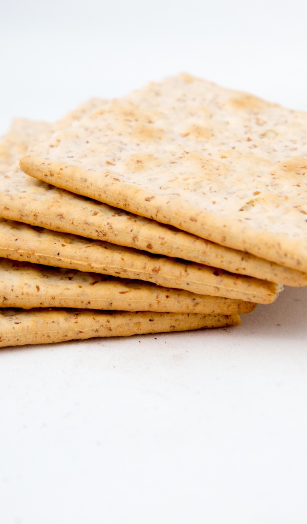 Сухое печенье галеты на белом фоне