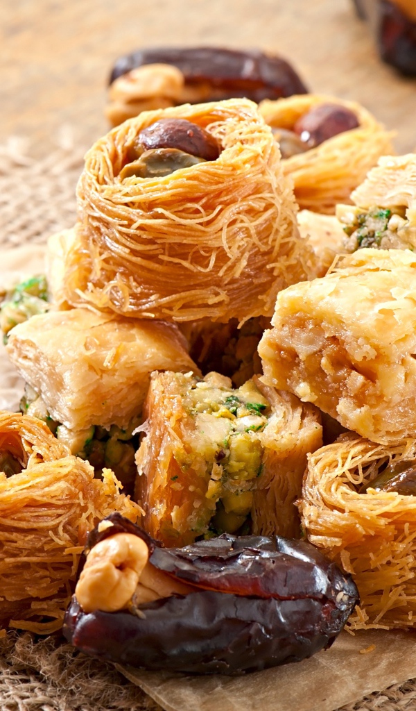 Восточная пахлава с финиками 