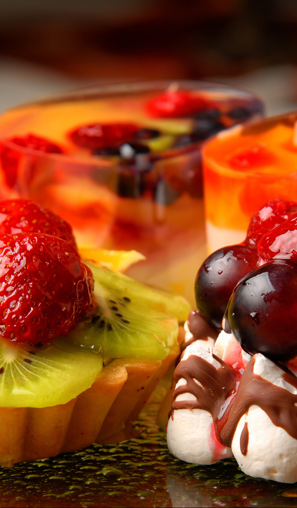 Свежие вкусные пирожные на столе 