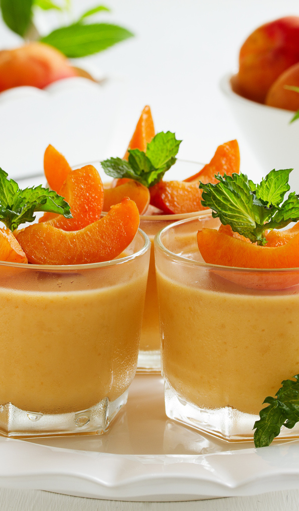 Фруктовый йогурт с кусочками абрикоса и мятой 