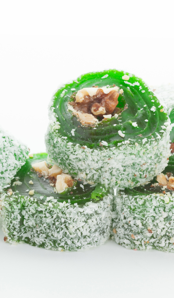 Зеленый рахат лукум на белом фоне