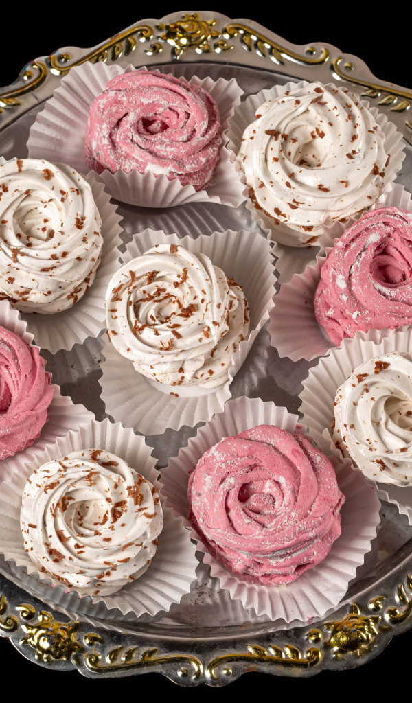 Домашний фруктовый зефир на черном фоне