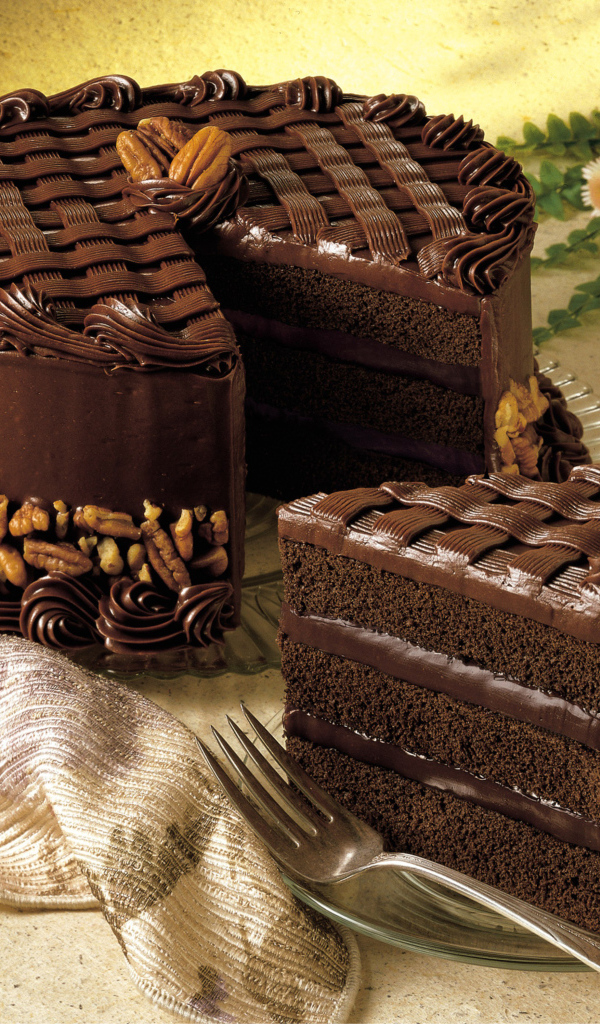 Большой шоколадный праздничный торт с орехами 