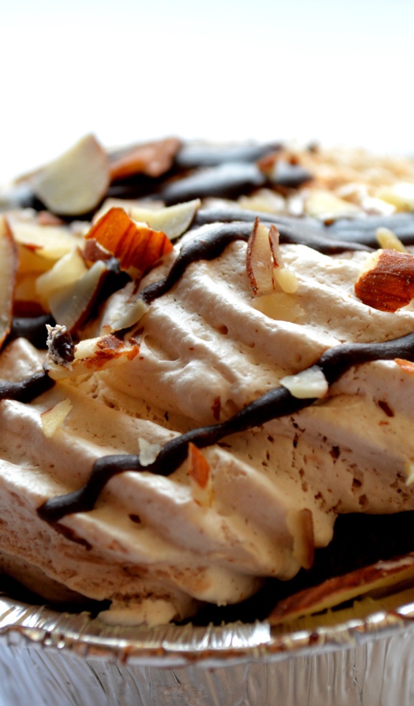 Пирожное меренга с орехами и шоколадом