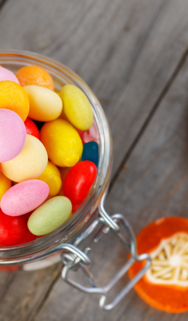 Разноцветные леденцы в банке на столе