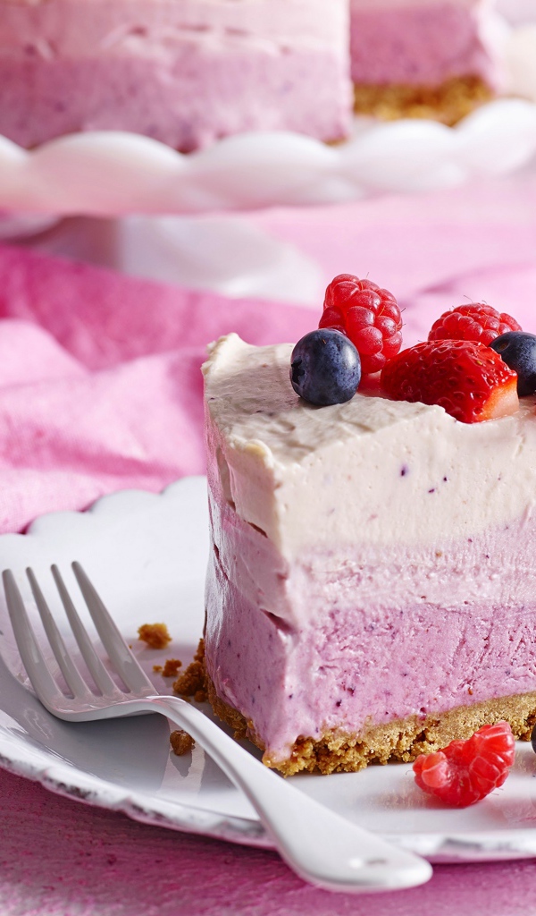 Кусок торта суфле с ягодами на столе 