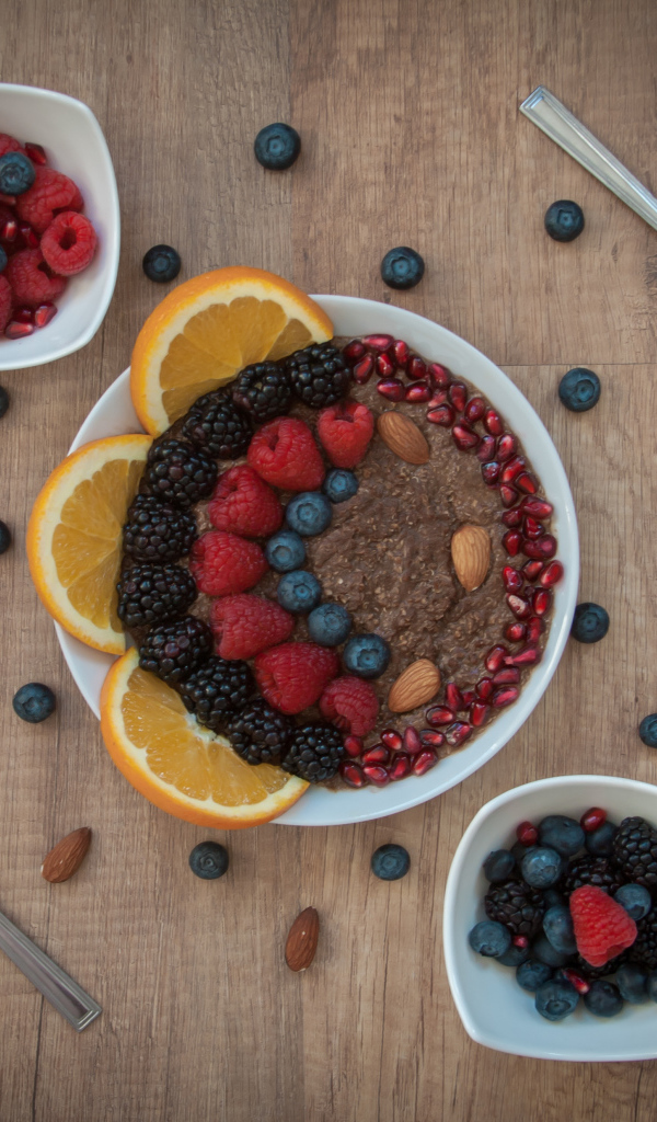 Каша с ягодами в тарелке на столе на завтрак