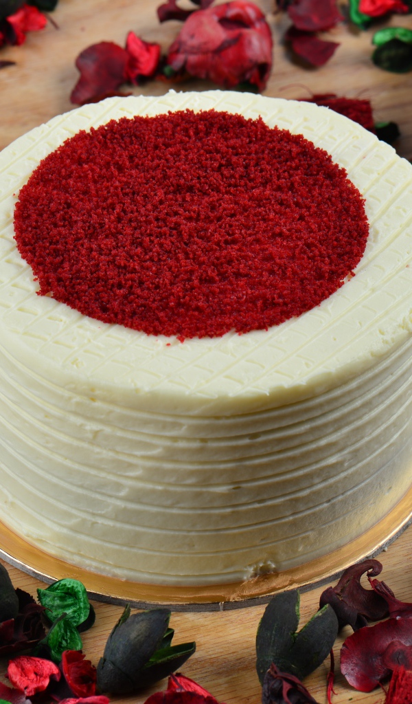 Торт красный бархат с лепестками цветов 