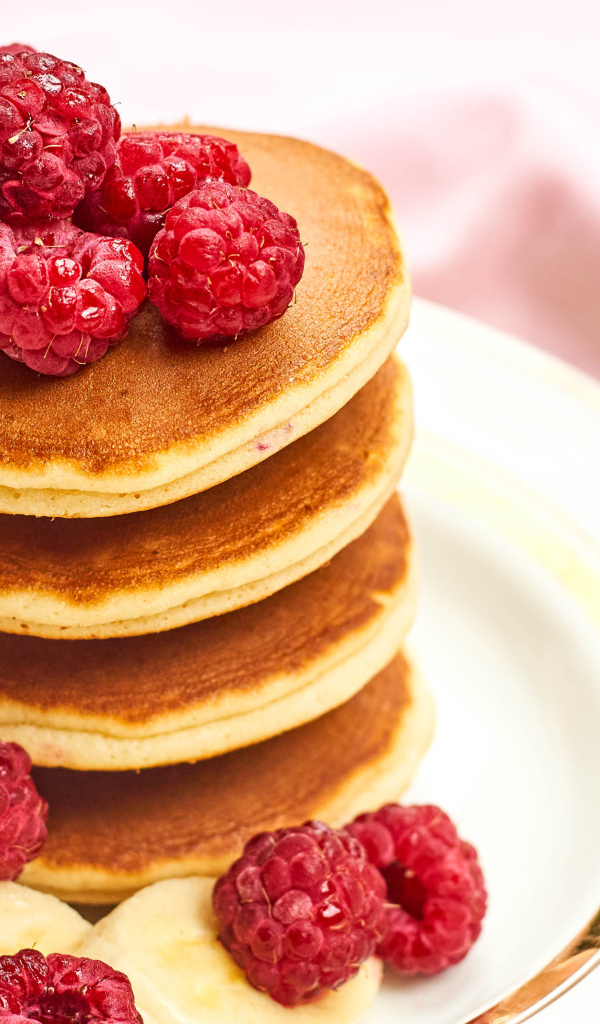 Румяные оладьи с ягодами малины и бананом 