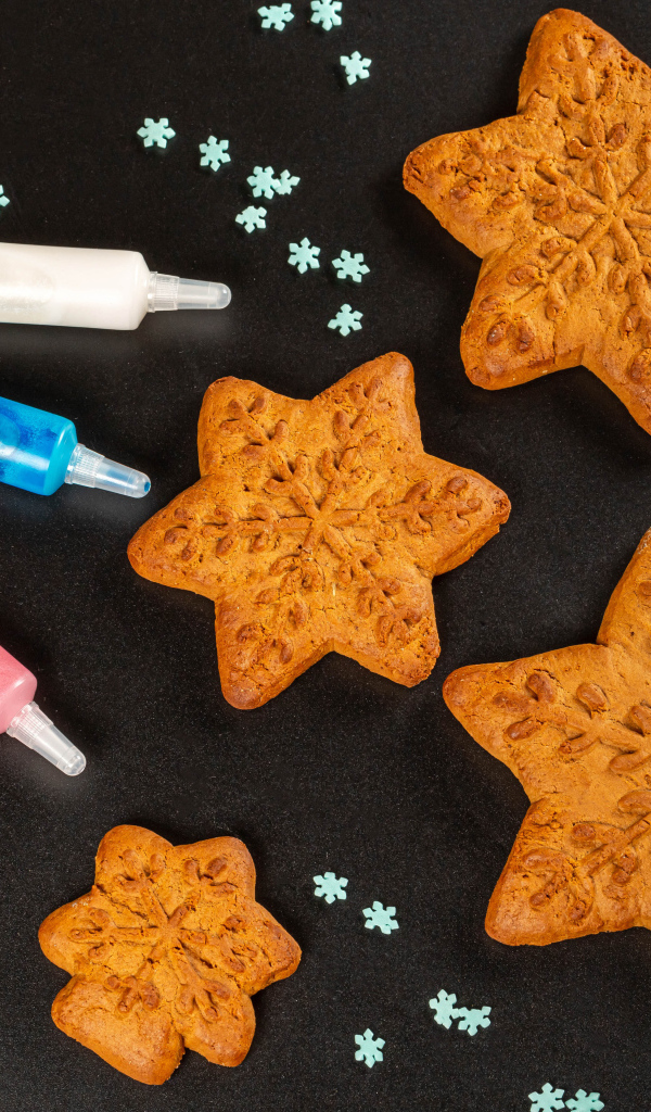 Печенье снежинки с красками на столе