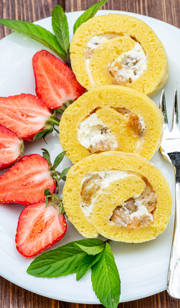 Бисквитный рулет  с кусочками клубники