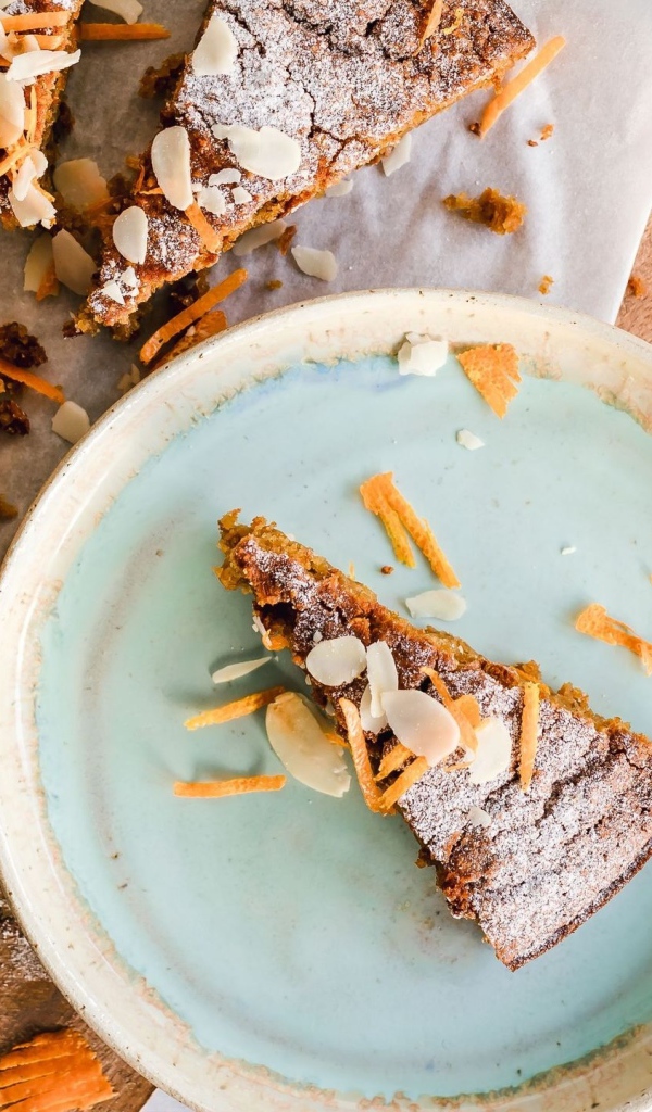 Сладкий пирог нарезанный на куски