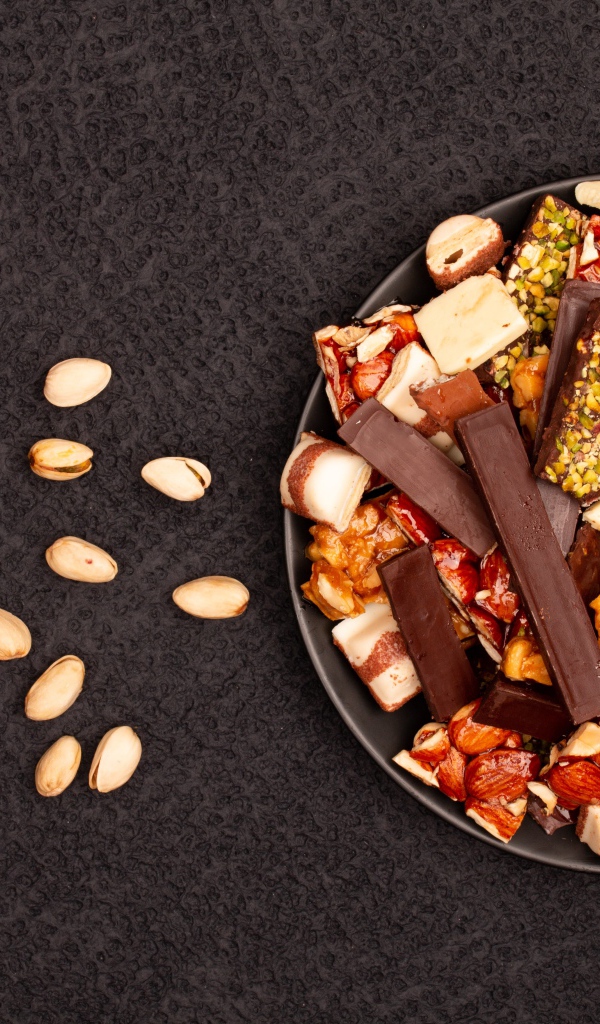 Сладости с орехами на черном столе 