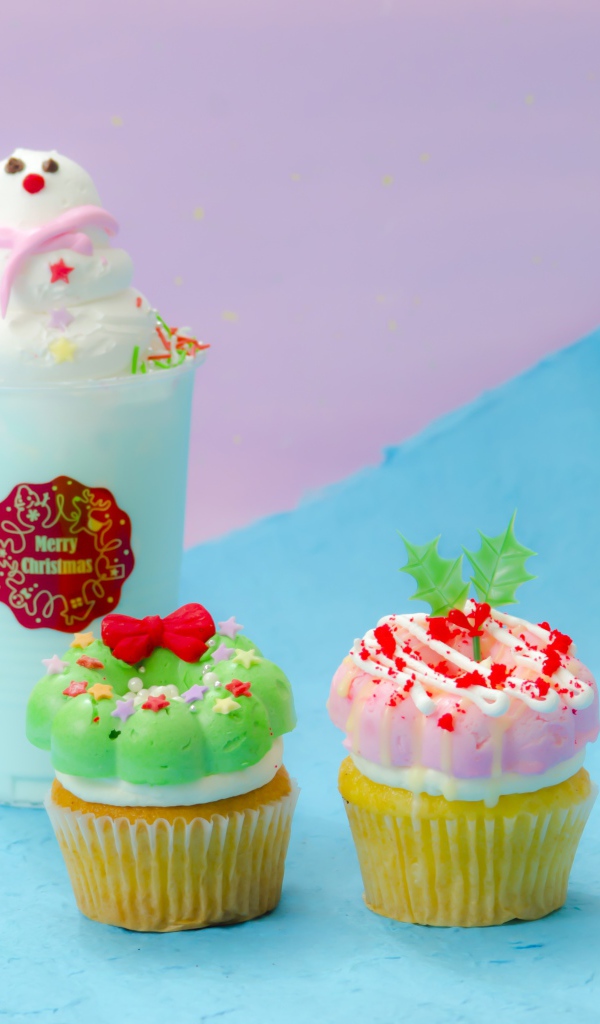 Два кекса и коктейль на ярком фоне 