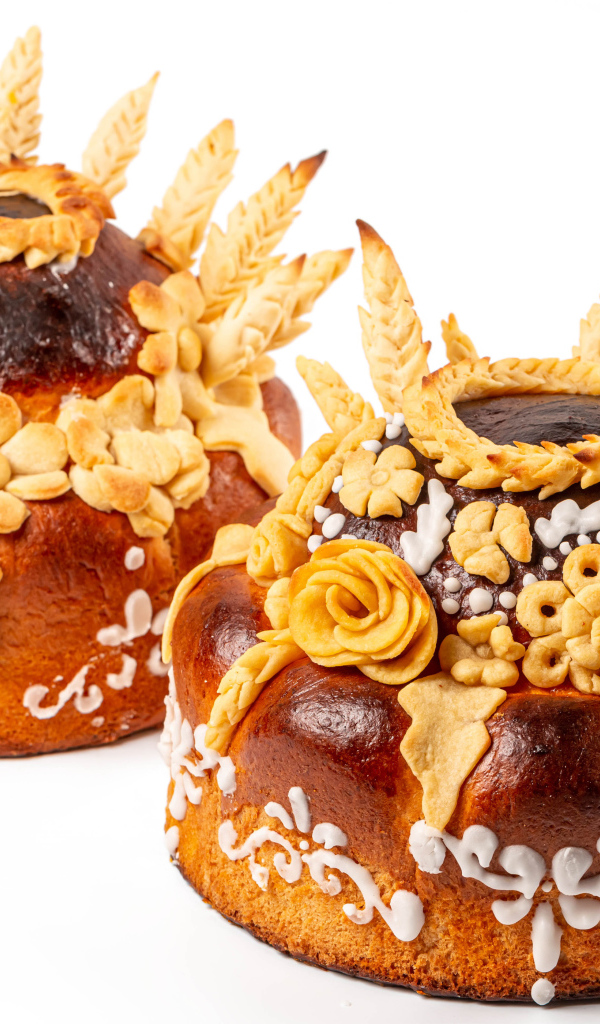 Два каравая с цветами на белом фоне