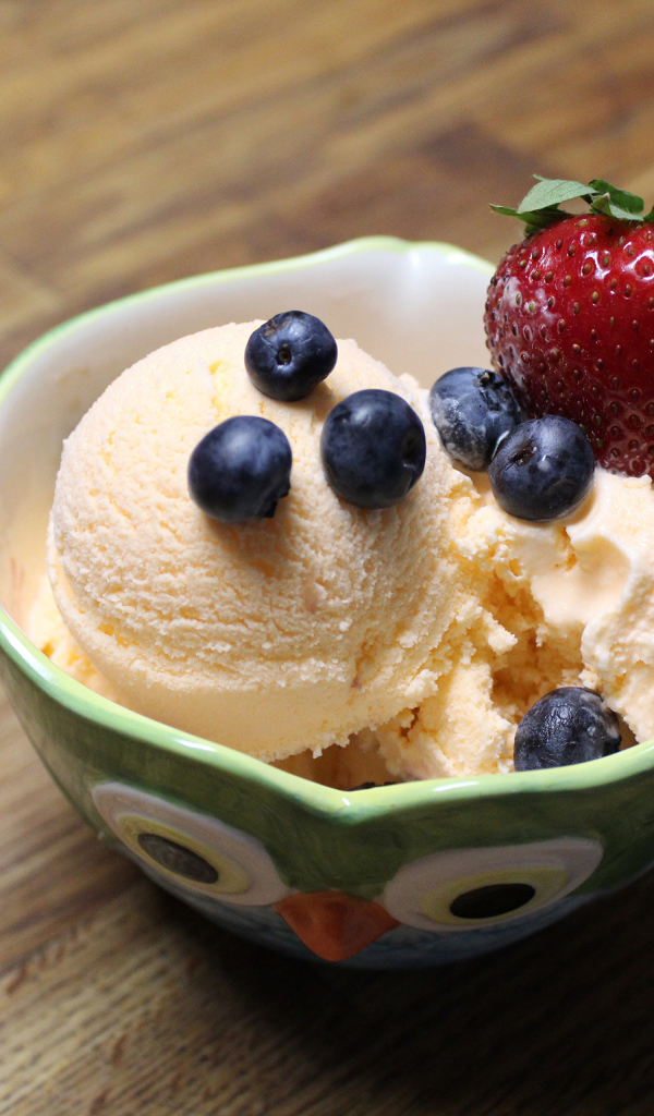 Шарики ванильного мороженого с ягодами черники и клубники