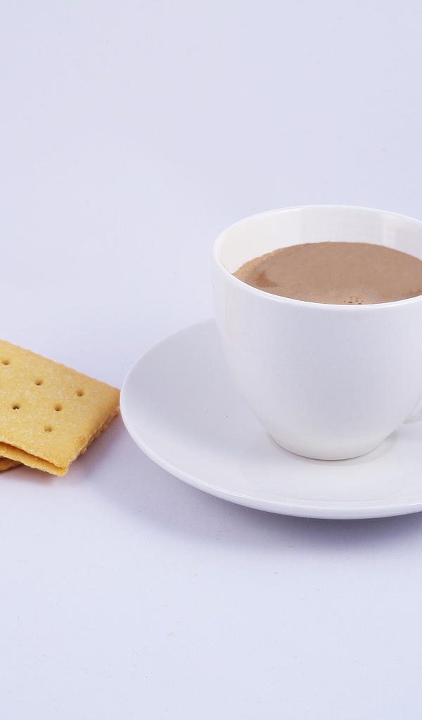 Чашка кофе на столе с галетами