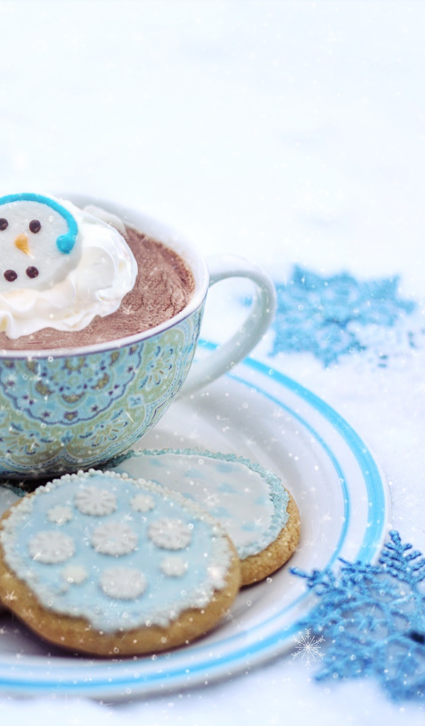 Чашка кофе с печеньем на снегу